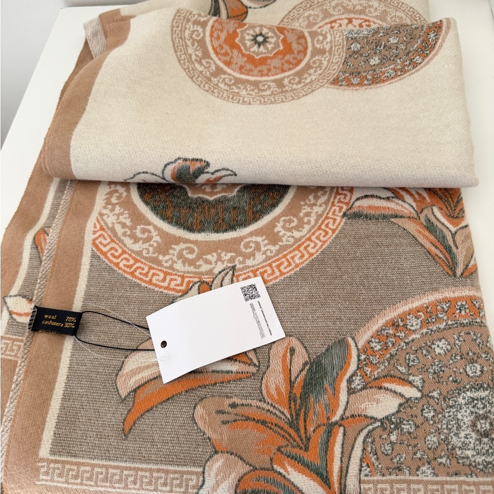 Elegant Tan and Cream Scarf - Picture 3 of 3